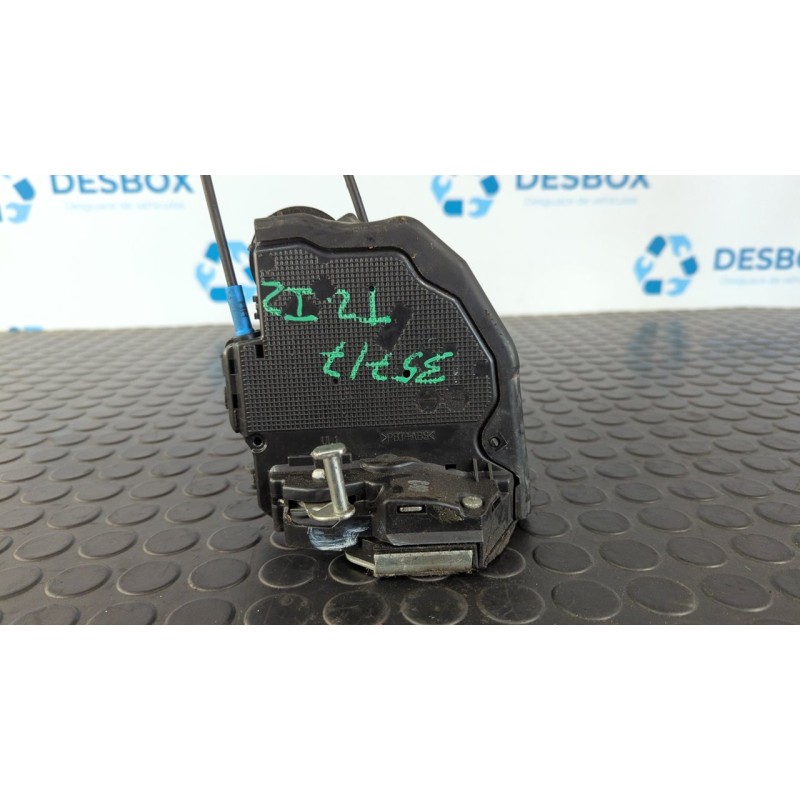 Recambio de cerradura puerta trasera izquierda para toyota auris 1.4 turbodiesel cat referencia OEM IAM A046693  