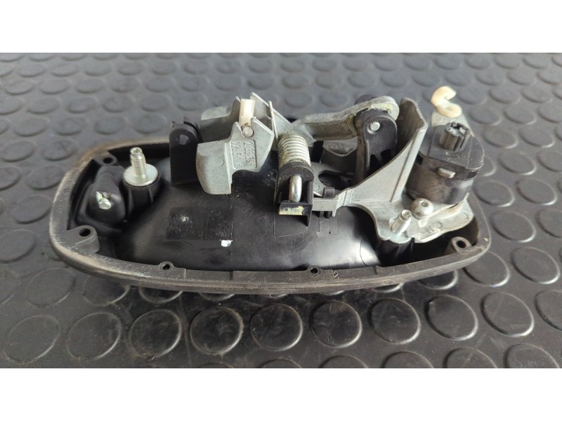 Recambio de maneta delantera izquierda para fiat fiorino 1.3 16v m-jet cat referencia OEM IAM 242557C  