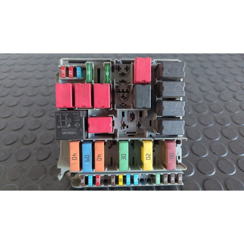 Recambio de caja reles / fusibles para fiat fiorino 1.3 16v m-jet cat referencia OEM IAM 51781452  