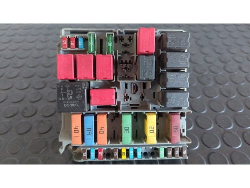 Recambio de caja reles / fusibles para fiat fiorino 1.3 16v m-jet cat referencia OEM IAM 51781452  