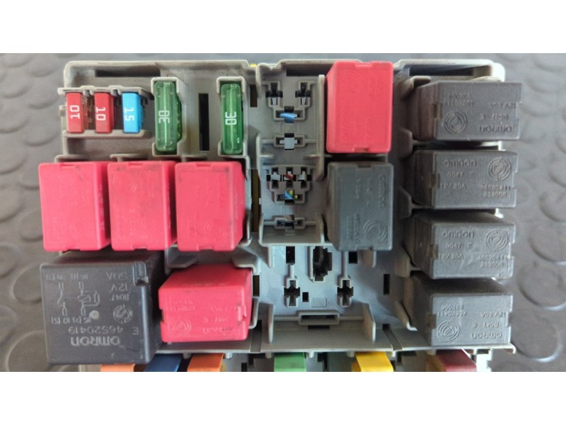 Recambio de caja reles / fusibles para fiat fiorino 1.3 16v m-jet cat referencia OEM IAM 51781452  