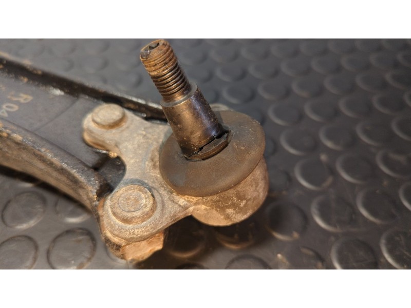 Recambio de brazo derecho inferior delantero para volkswagen caddy ka/kb (2k) furgón economy referencia OEM IAM R04  