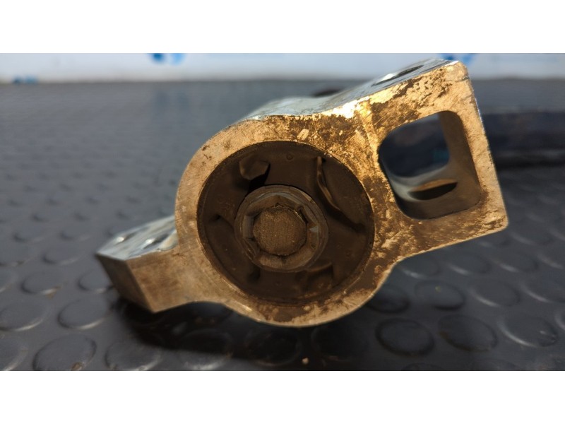 Recambio de brazo derecho inferior delantero para volkswagen caddy ka/kb (2k) furgón economy referencia OEM IAM R04  