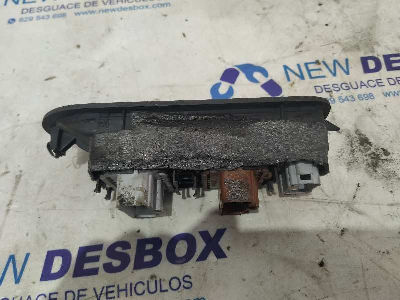 Recambio de mando elevalunas delantero izquierdo para renault megane ii classic berlina 1.5 dci diesel referencia OEM IAM   
