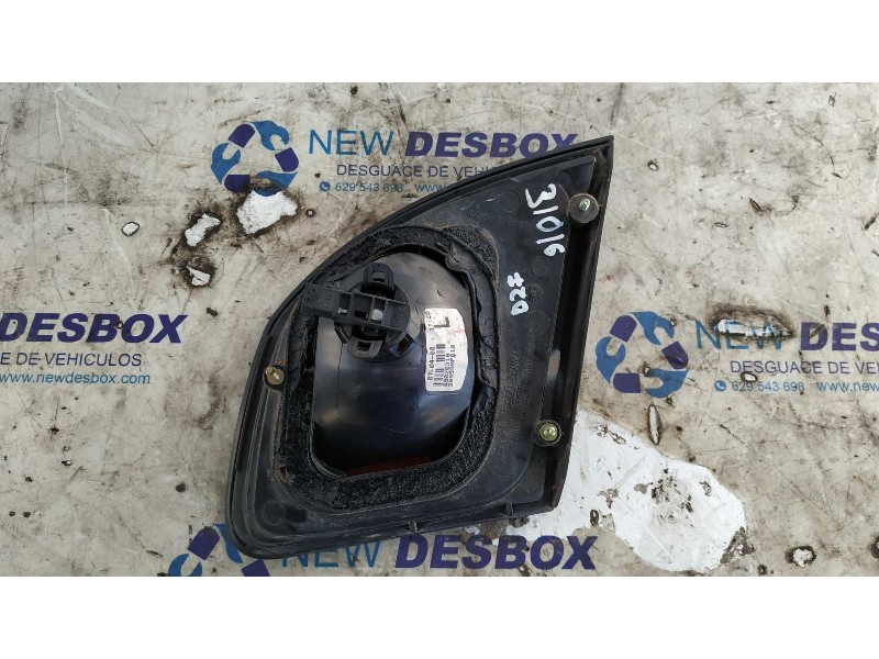 Recambio de piloto porton izquierdo para nissan primera berlina (p11) 2.0 turbodiesel cat referencia OEM IAM 89020318  