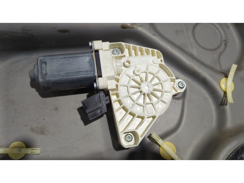 Recambio de elevalunas trasero izquierdo para mercedes-benz clase a (w169) a 170 a-edition referencia OEM IAM A1697301379  