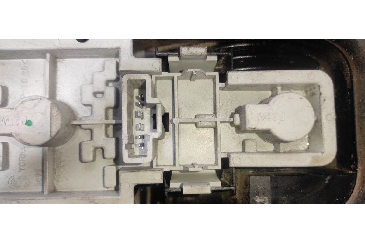 Recambio de piloto trasero izquierdo para nissan interstar mod. 04 (x70) 2.5 dci diesel cat referencia OEM IAM 8200171472  