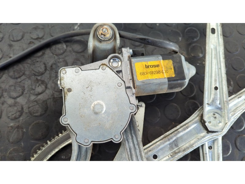 Recambio de elevalunas delantero izquierdo para mercedes-benz clase s (w126) berlina+coupe se 300 referencia OEM IAM 68016929800
