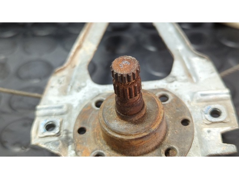 Recambio de elevalunas trasero izquierdo para mercedes-benz clase c (w201) berlina 1.8 e 190 (201.018) referencia OEM IAM   