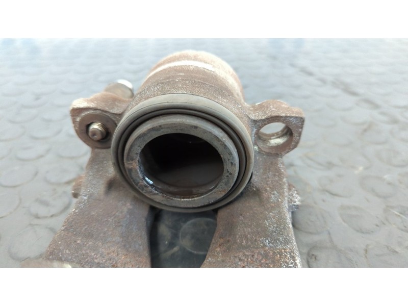 Recambio de pinza de freno delantera derecha para volkswagen caddy ka/kb (2k) 1.9 tdi (bsu) referencia OEM IAM CN682  