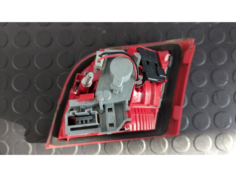 Recambio de piloto porton izquierdo para audi a3 sportback (8p) 1.6 tdi ambition referencia OEM IAM 8P4945093D  