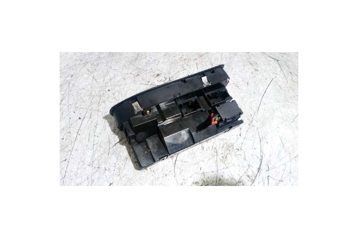 Recambio de mando elevalunas delantero izquierdo para bmw serie 5 berlina (e39) 2.0 16v diesel cat referencia OEM IAM 6904306  
