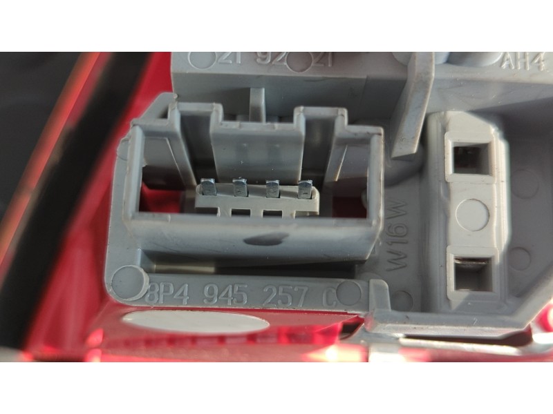 Recambio de piloto porton izquierdo para audi a3 sportback (8p) 1.6 tdi ambition referencia OEM IAM 8P4945093D  