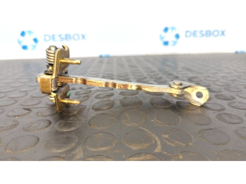 Recambio de retenedor puerta derecha para nissan primastar (x83) caja cerrada batalla corta 2,7t referencia OEM IAM 311823E  