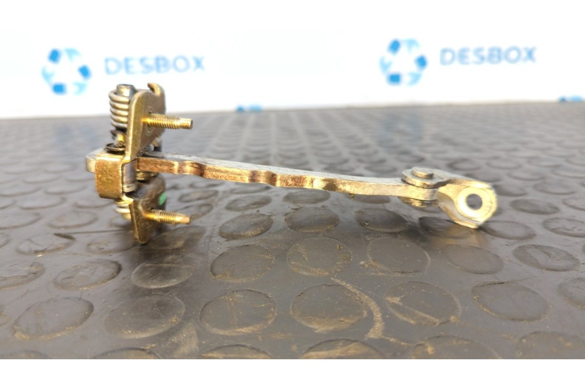 Recambio de retenedor puerta derecha para nissan primastar (x83) caja cerrada batalla corta 2,7t referencia OEM IAM 311823E  