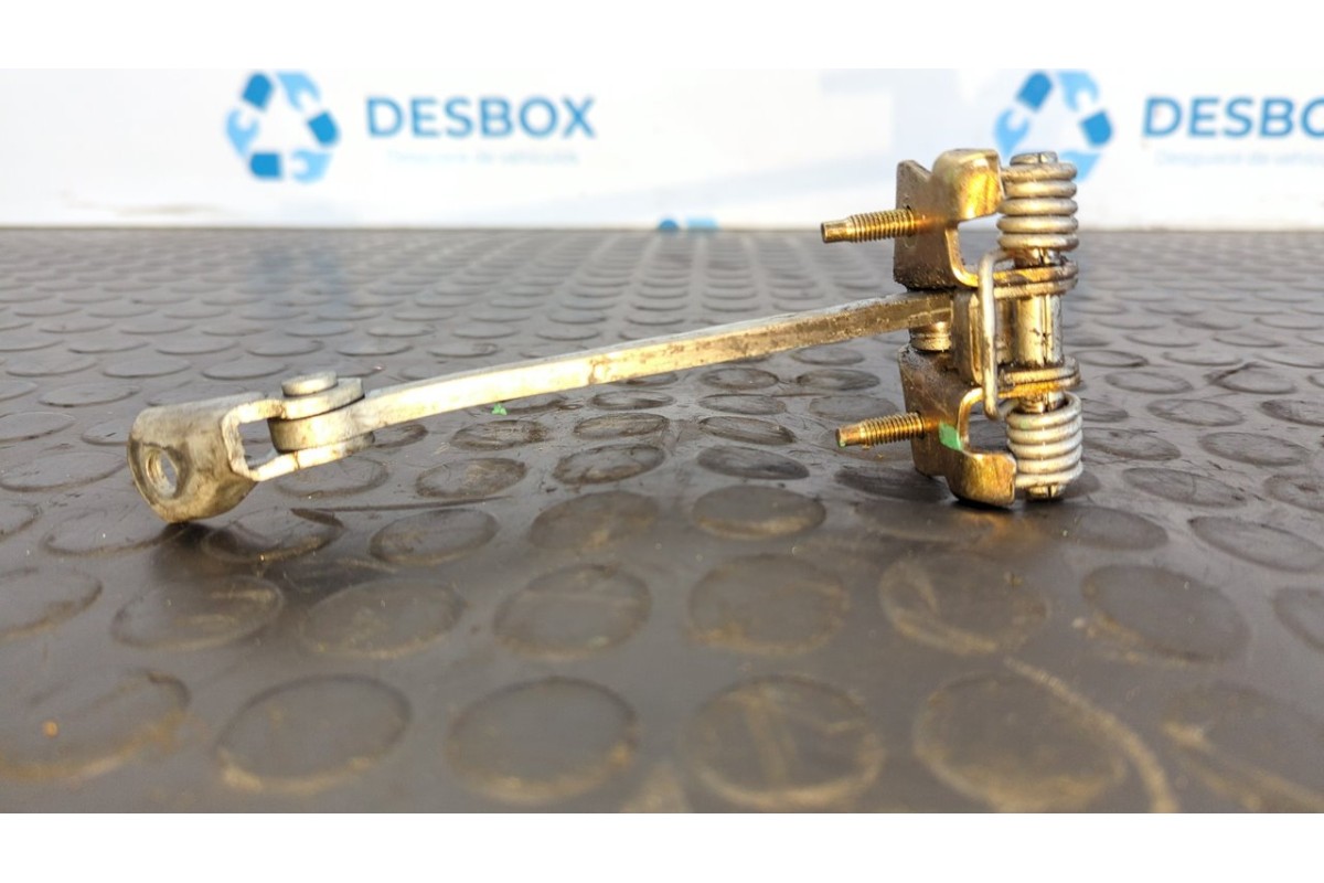 Recambio de retenedor puerta derecha para nissan primastar (x83) caja cerrada batalla corta 2,7t referencia OEM IAM 311823E  
