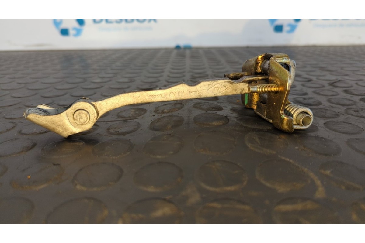 Recambio de retenedor puerta derecha para nissan primastar (x83) caja cerrada batalla corta 2,7t referencia OEM IAM 311823E  