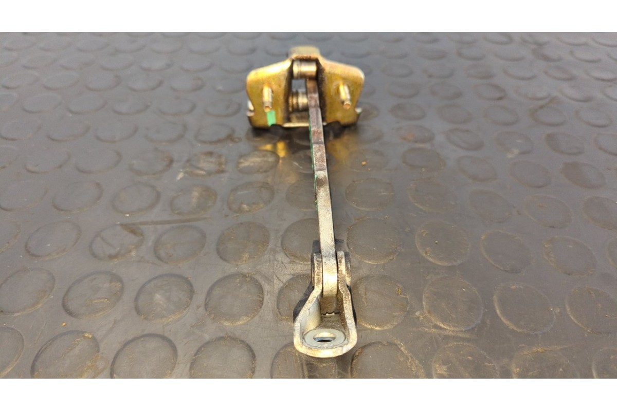 Recambio de retenedor puerta derecha para nissan primastar (x83) caja cerrada batalla corta 2,7t referencia OEM IAM 311823E  