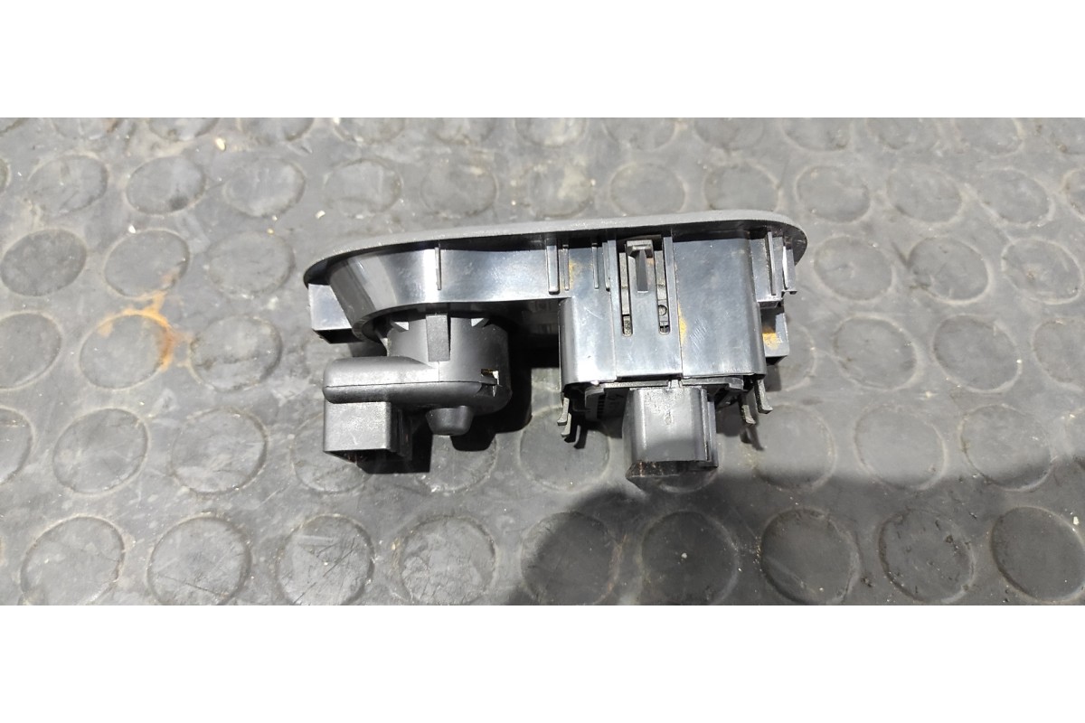 Recambio de mando elevalunas delantero izquierdo para opel movano b kasten/combi hka l2h2 3,3t doka referencia OEM IAM 820063784