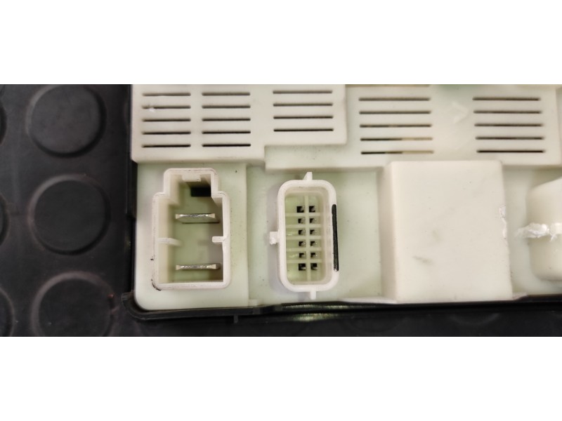 Recambio de caja reles / fusibles para opel movano b kasten/combi hka l2h2 3,3t doka referencia OEM IAM 284B00009RB  