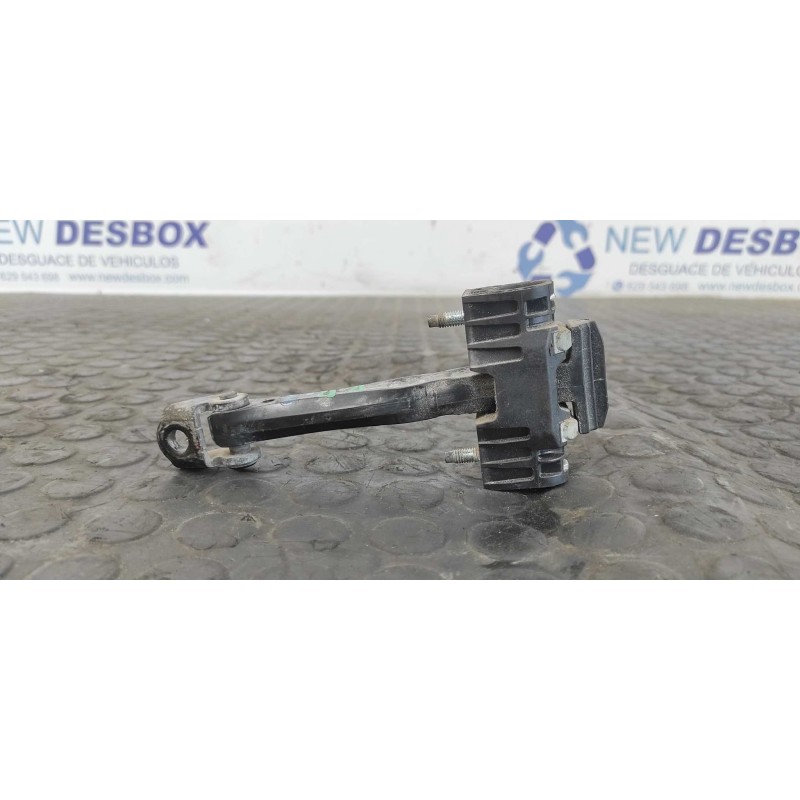 Recambio de retenedor puerta derecha para citroen c4 berlina 1.6 16v hdi referencia OEM IAM B51AVD  