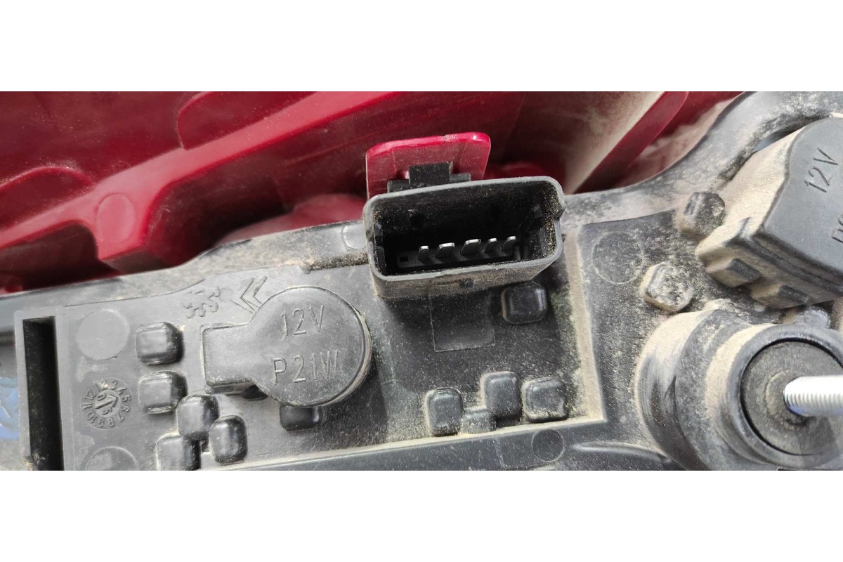 Recambio de piloto trasero izquierdo para citroen c4 berlina 1.6 16v cat (nfu / tu5jp4) referencia OEM IAM 9646801777  