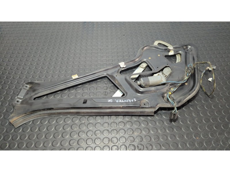 Recambio de elevalunas delantero derecho para mercedes-benz sprinter (w901,w904) caja cerr. 2.3 cat referencia OEM IAM 013082173