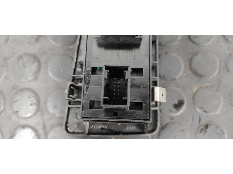 Recambio de mando elevalunas delantero izquierdo para fiat bravo (198) 1.9 8v jtd cat referencia OEM IAM 16207A190  