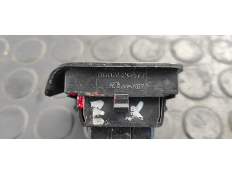 Recambio de mando elevalunas delantero izquierdo para citroen zx 2.0 / 2.0i volcane referencia OEM IAM 9603526477  