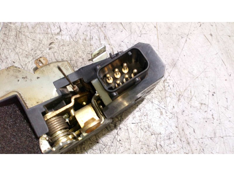 Recambio de cerradura puerta delantera derecha para bmw serie 3 compacto (e36) 1.6 cat referencia OEM IAM 8353012  