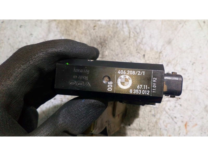 Recambio de cerradura puerta delantera derecha para bmw serie 3 compacto (e36) 1.6 cat referencia OEM IAM 8353012  